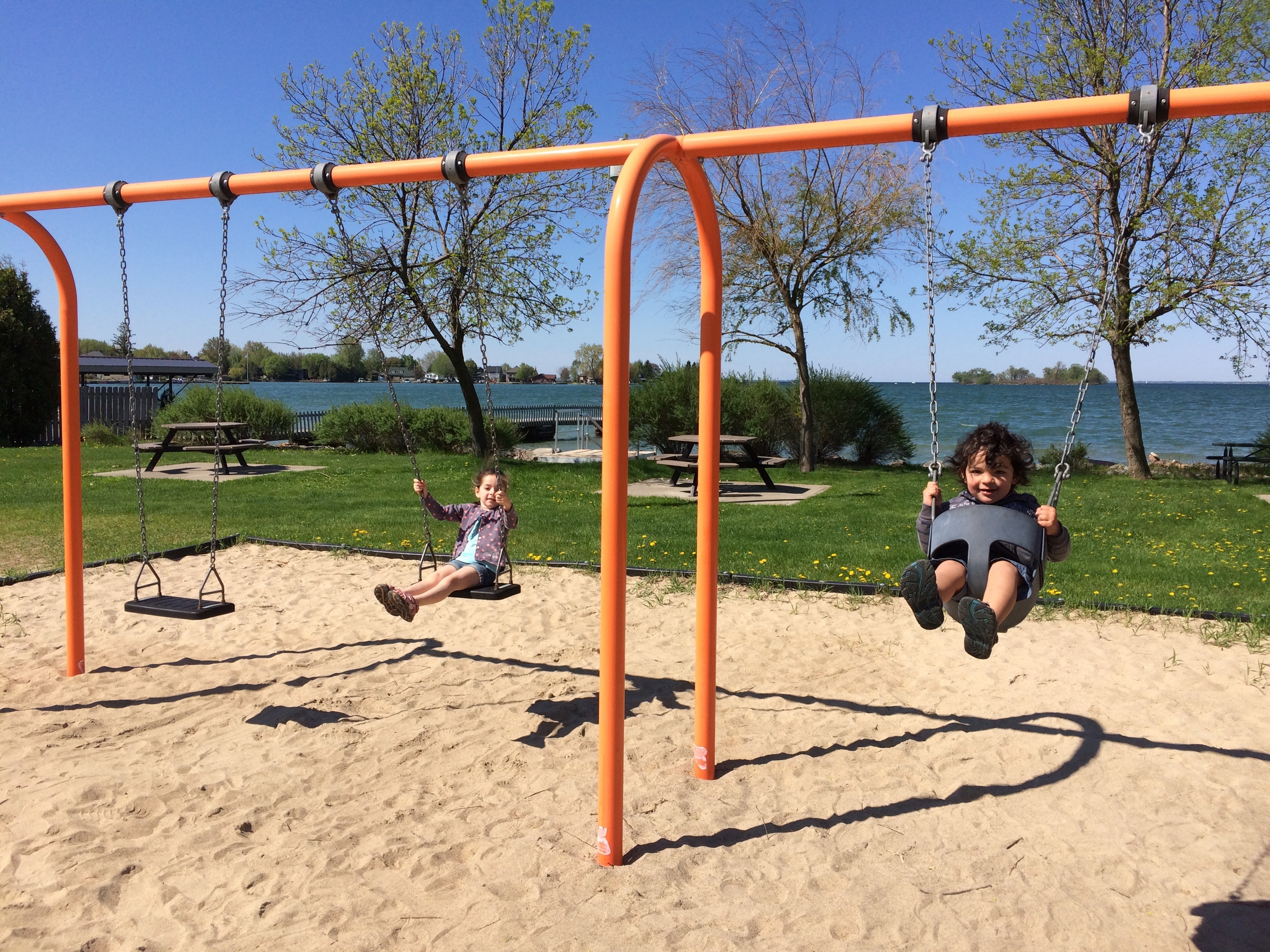 COMM 2018 Parc des hirondelles berge lac eau enfant Balancoire 6