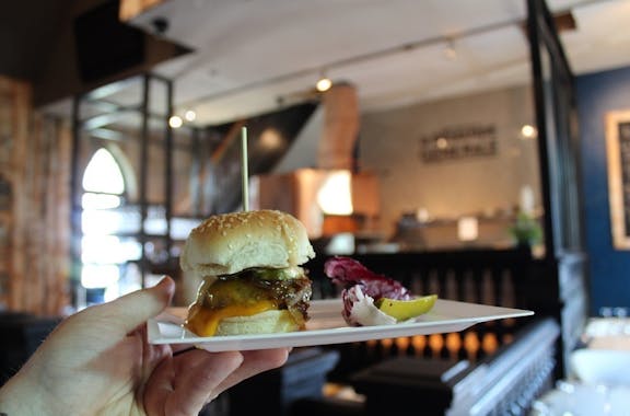 Inauguration resto La Demande Generale a Valleyfield burger photo via Sd V
