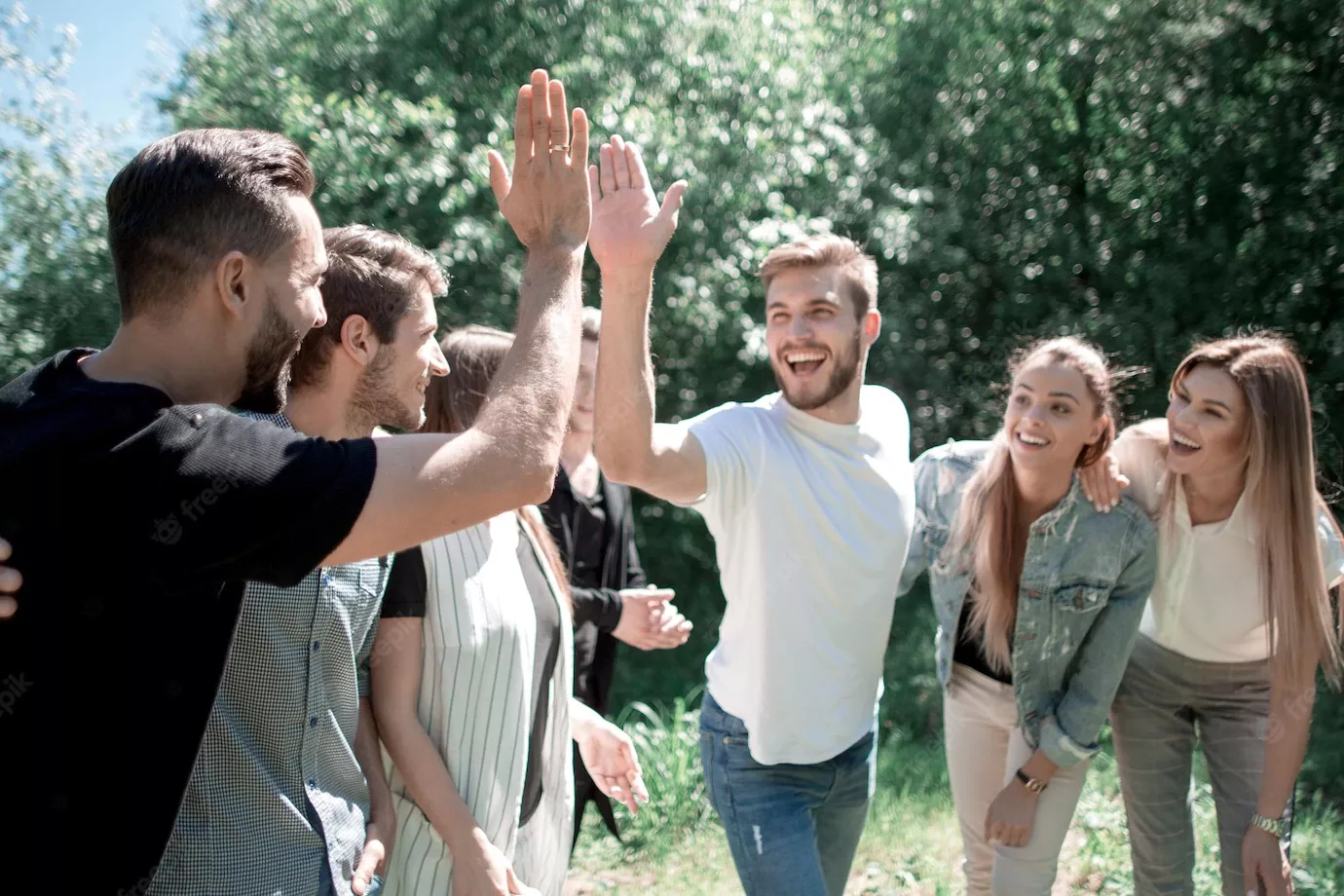 Header teambuilding collegues high five